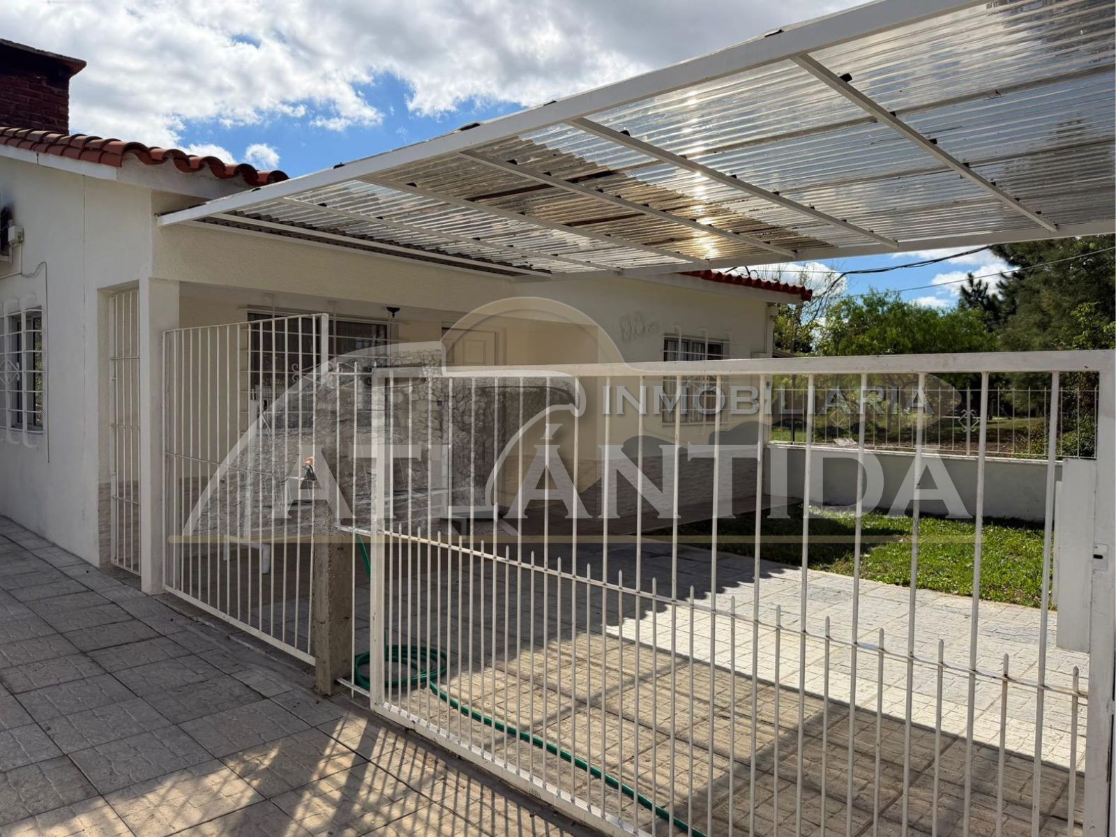 Alquiler Anual En Atlántida: 2 Dormitorios, Cocina Definida, Baño Y Jardín Al Frente Y Al Fondo. Inm Atlántida · Foto 3