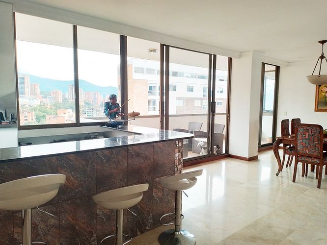 Apartamento de 4 alcobas en arriendo en El Poblado, Medellín, 400 m² · foto 9 de 20