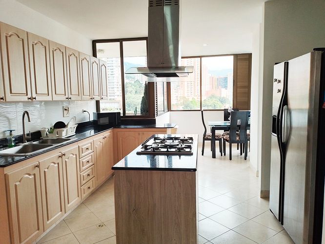 Apartamento de 4 alcobas en arriendo en El Poblado, Medellín, 400 m² · foto 19 de 20