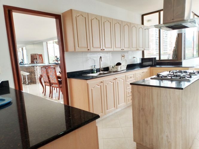 Apartamento de 4 alcobas en arriendo en El Poblado, Medellín, 400 m² · foto 13 de 20