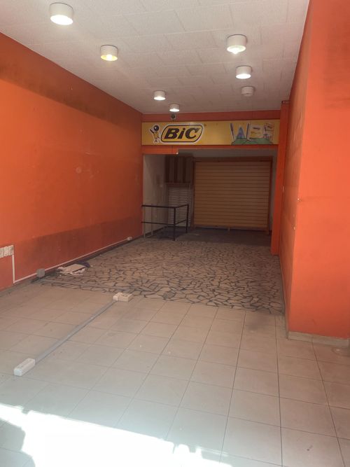 Excelente Local Comercial sobre calle Colonia !! · Foto 3