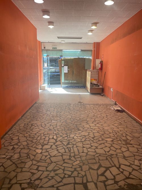 Excelente Local Comercial sobre calle Colonia !! · Foto 2