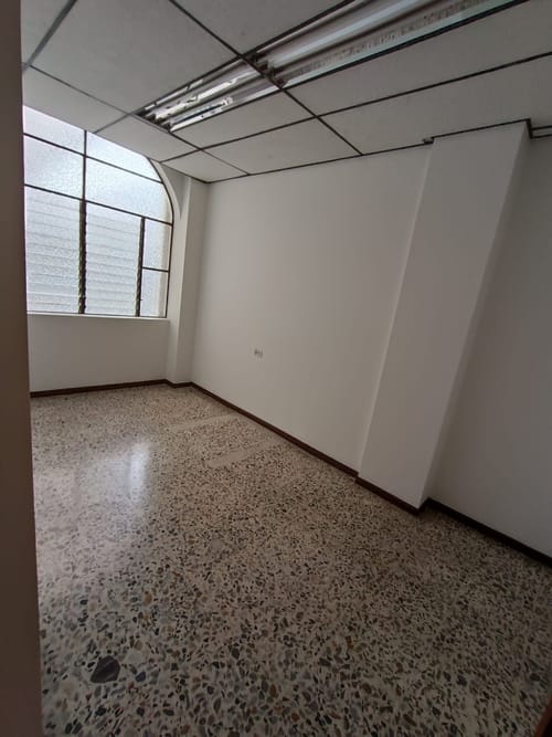 Oficina en arriendo en Versalles, Manizales, 27 m² · foto 2 de 5