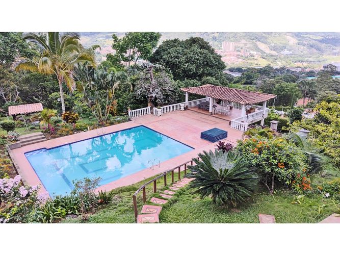 Casa de 7 alcobas en venta en Actividad Multiple, Copacabana, 643 m² · foto 2 de 24