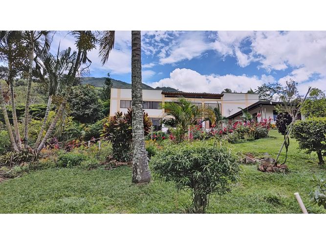 Casa de 7 alcobas en venta en Actividad Multiple, Copacabana, 643 m² · foto 3 de 24