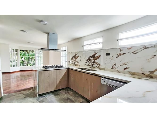 Casa de 4 alcobas en venta en El Tesoro, Medellín, 345 m² · foto 1 de 23