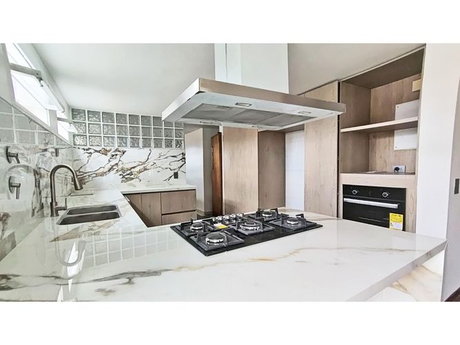 Casa de 4 alcobas en venta en El Tesoro, Medellín, 345 m² · foto 2 de 23