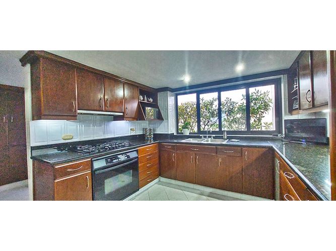 Apartamento de 3 alcobas en venta en El Poblado, Medellín, 225 m² · foto 10 de 19