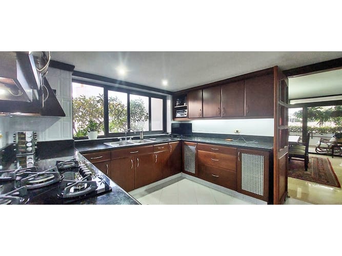Apartamento de 3 alcobas en venta en El Poblado, Medellín, 225 m² · foto 11 de 19