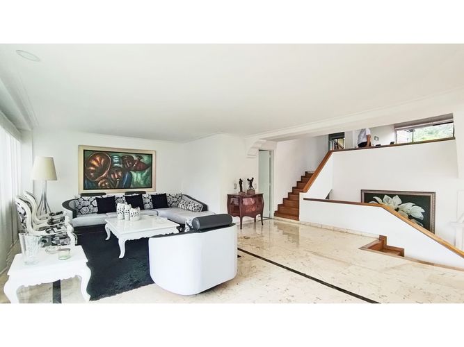 Casa de 3 alcobas en venta en La Visitación, Medellín, 274 m² · foto 2 de 24
