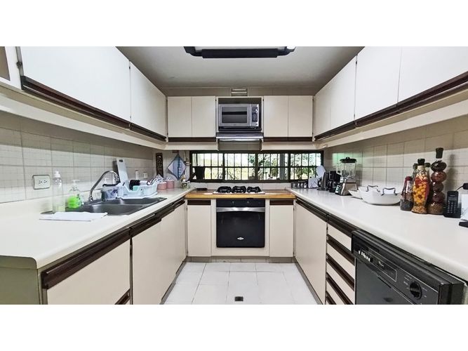 Casa de 3 alcobas en venta en La Visitación, Medellín, 274 m² · foto 7 de 24