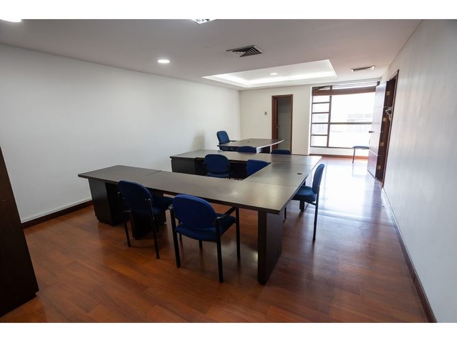 Oficina en venta en La Candelaria, Medellín, 2413 m² · foto 9 de 24
