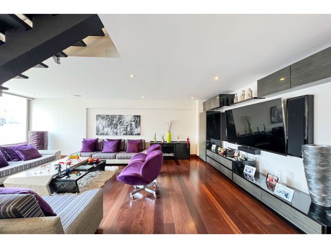 Apartamento de 2 alcobas en venta en Chico Norte, Bogotá, 187 m² · foto 2 de 20
