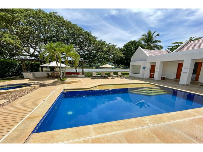 Casa de 5 alcobas en venta en Ricaurte, 311 m² · foto 2 de 21