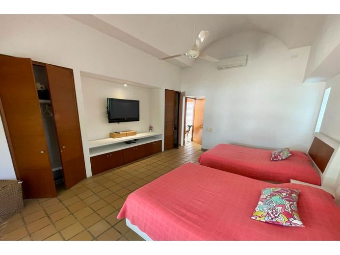 Casa de 5 alcobas en venta en Ricaurte, 311 m² · foto 16 de 21