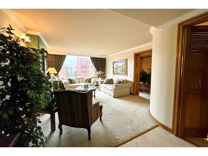 Apartamento de 3 alcobas en venta en Chico, Bogotá, 140 m² · foto 2 de 11