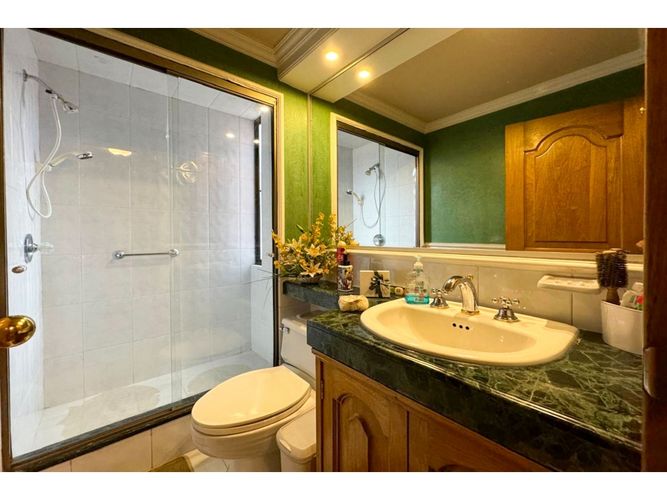 Apartamento de 3 alcobas en venta en Chico, Bogotá, 140 m² · foto 9 de 11