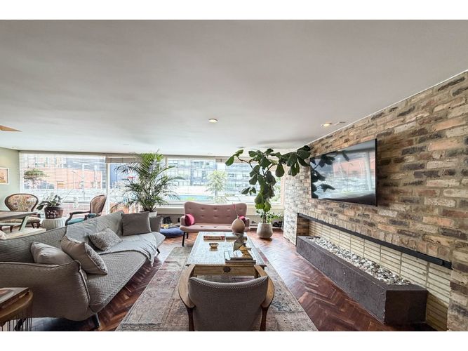 Apartamento de 3 alcobas en venta en Chico Norte, Bogotá, 200 m² · foto 2 de 22