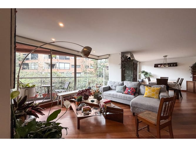 Apartamento de 2 alcobas en venta en Los Rosales, Bogotá, 152 m² · foto 2 de 15