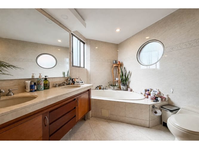 Apartamento de 2 alcobas en venta en Los Rosales, Bogotá, 152 m² · foto 12 de 15