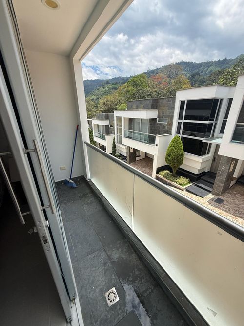Casa de 3 alcobas en venta en Lagos Del Cacique, Bucaramanga, 225 m² · foto 2 de 19