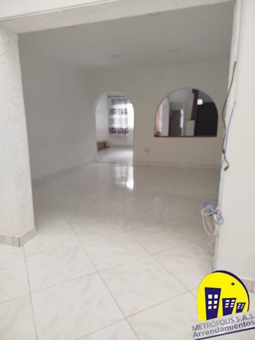 Casa de 5 alcobas en venta en Manrique Oriental, Medellín, 225 m² · foto 3 de 24