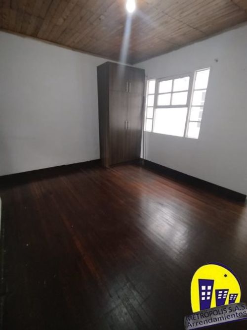 Casa de 5 alcobas en venta en Manrique Oriental, Medellín, 225 m² · foto 9 de 24