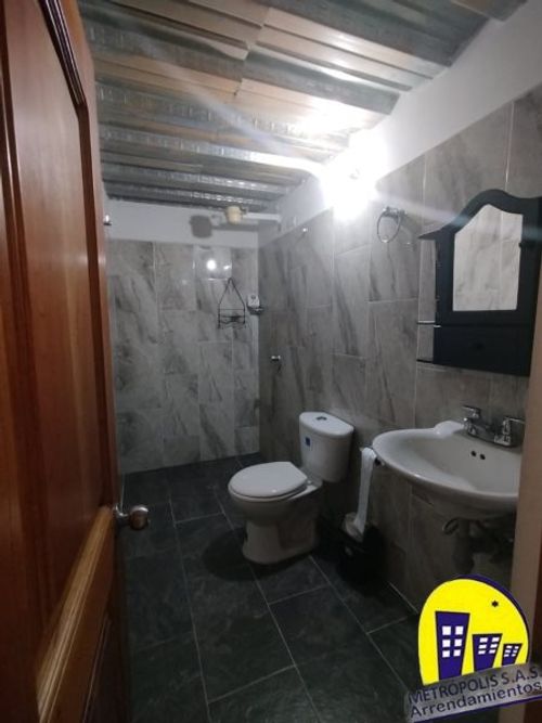 Casa de 5 alcobas en venta en Manrique Oriental, Medellín, 225 m² · foto 19 de 24