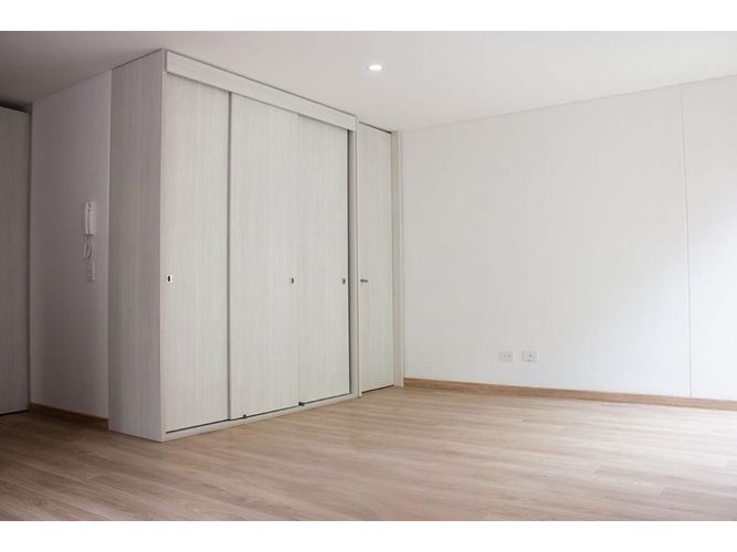 Apartaestudio en venta en La Candelaria, Bogotá, 37 m² · foto 2 de 13