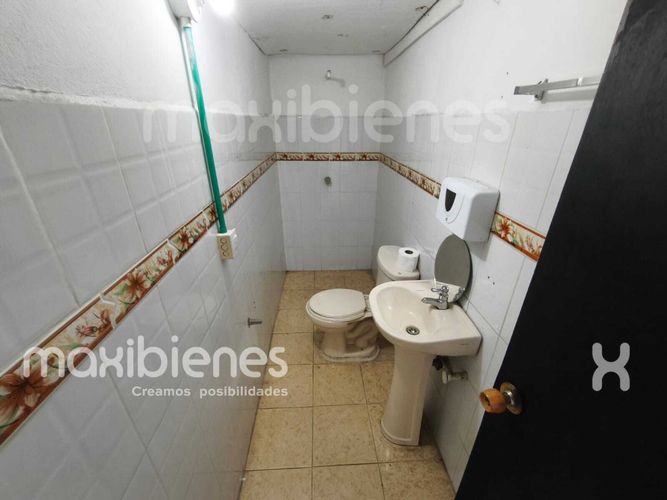 Bodega en arriendo en Los Colores, Medellín, 108 m² · foto 9 de 11