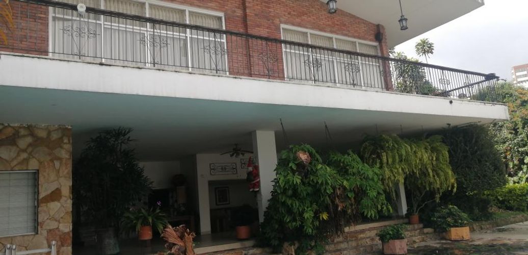 Casa de 5 alcobas en venta en Arboledas, Cali, 670 m² · foto 2 de 22