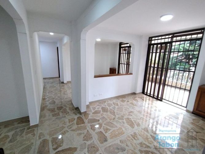 Apartamento de 3 alcobas en venta en Laureles, Medellín, 130 m² · foto 1 de 19