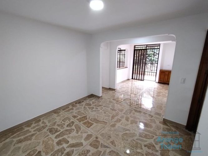 Apartamento de 3 alcobas en venta en Laureles, Medellín, 130 m² · foto 2 de 19