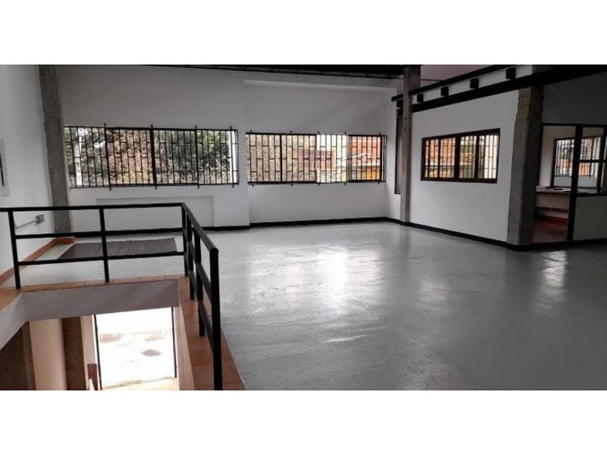 Bodega en arriendo en Belén Fatima, Medellín, 430 m² · foto 2 de 9