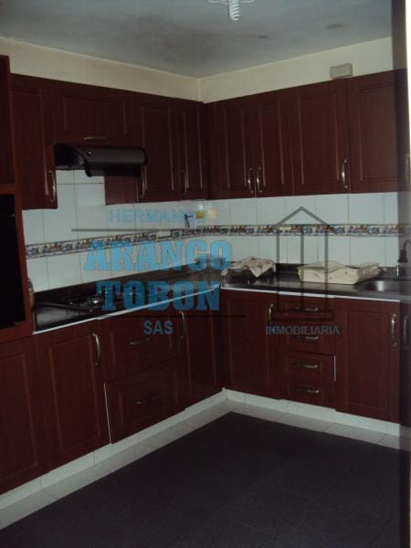 Casa de 4 alcobas en venta en Laureles, Medellín, 228 m² · foto 4 de 11