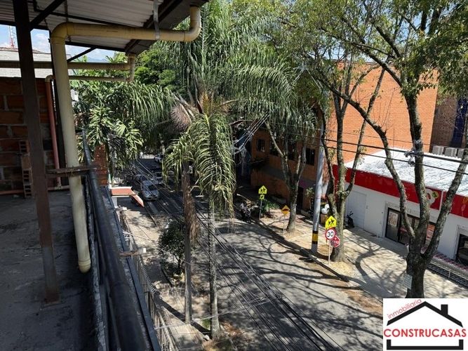 Casa de 6 alcobas en venta en Cristo Rey, Medellín, 224 m² · foto 2 de 24