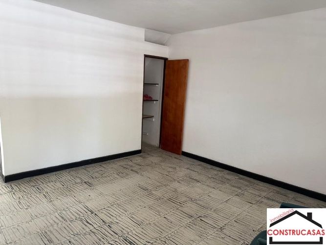 Casa de 6 alcobas en venta en Cristo Rey, Medellín, 224 m² · foto 9 de 24