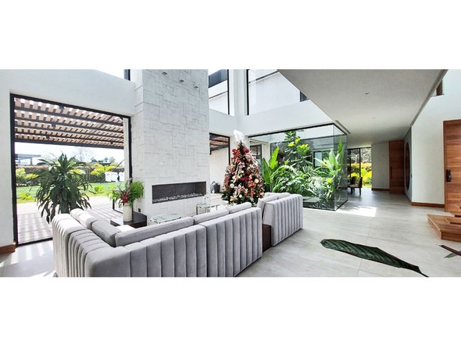 Casa de 6 alcobas en venta en Llano Grande, Rionegro, 800 m² · foto 2 de 24