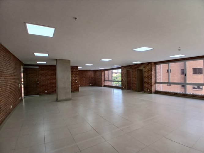 Oficina en arriendo en Castropol, Medellín, 136 m² · foto 2 de 12