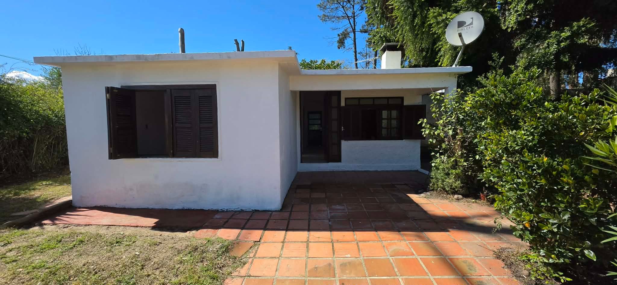 Casa estilo chalet clásico, de balneario, ubicado en excelente punto,tres cuadras de Giannattasio al norte, 2-3 dormitorios, 1 baño, jardín, fondo con parrillero. - foto 3