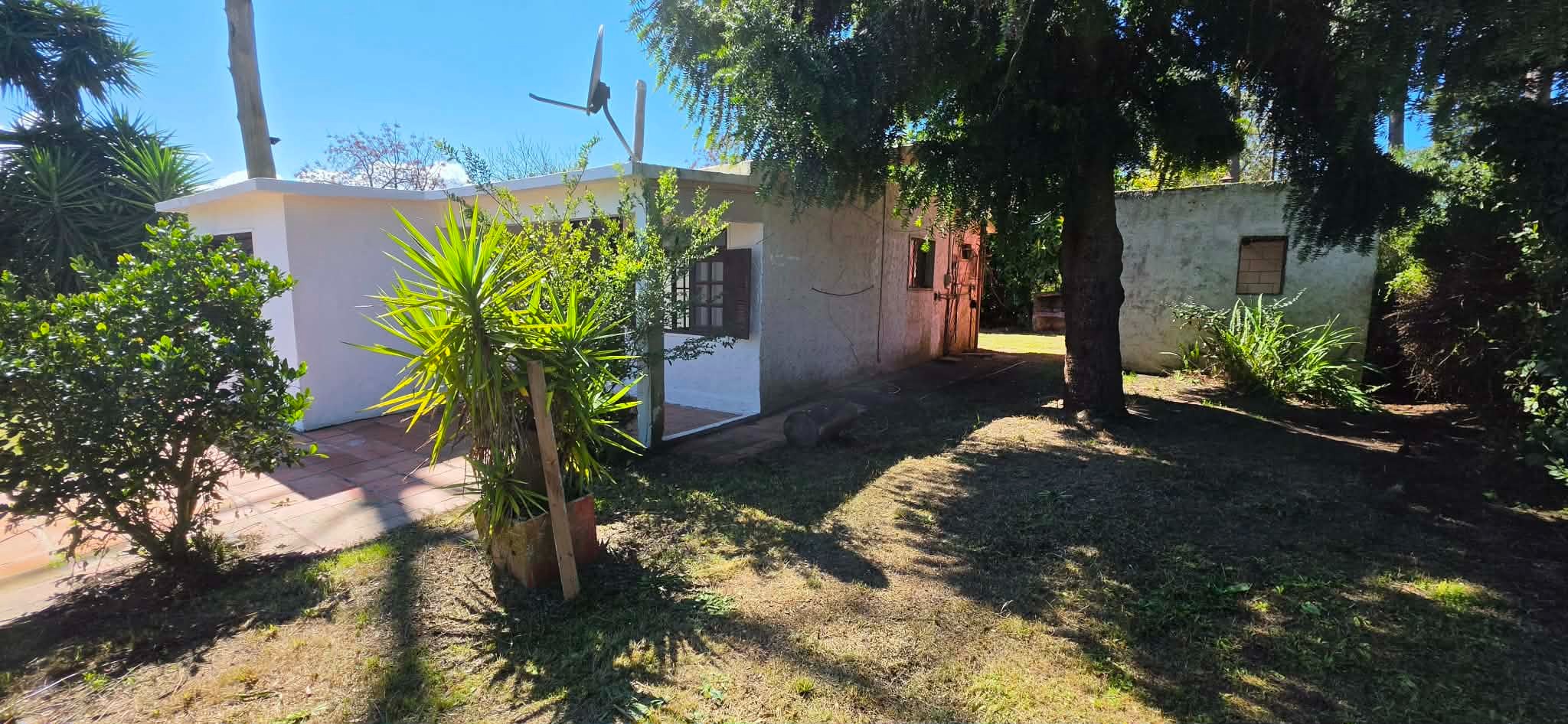 Casa estilo chalet clásico, de balneario, ubicado en excelente punto,tres cuadras de Giannattasio al norte, 2-3 dormitorios, 1 baño, jardín, fondo con parrillero. - foto 2