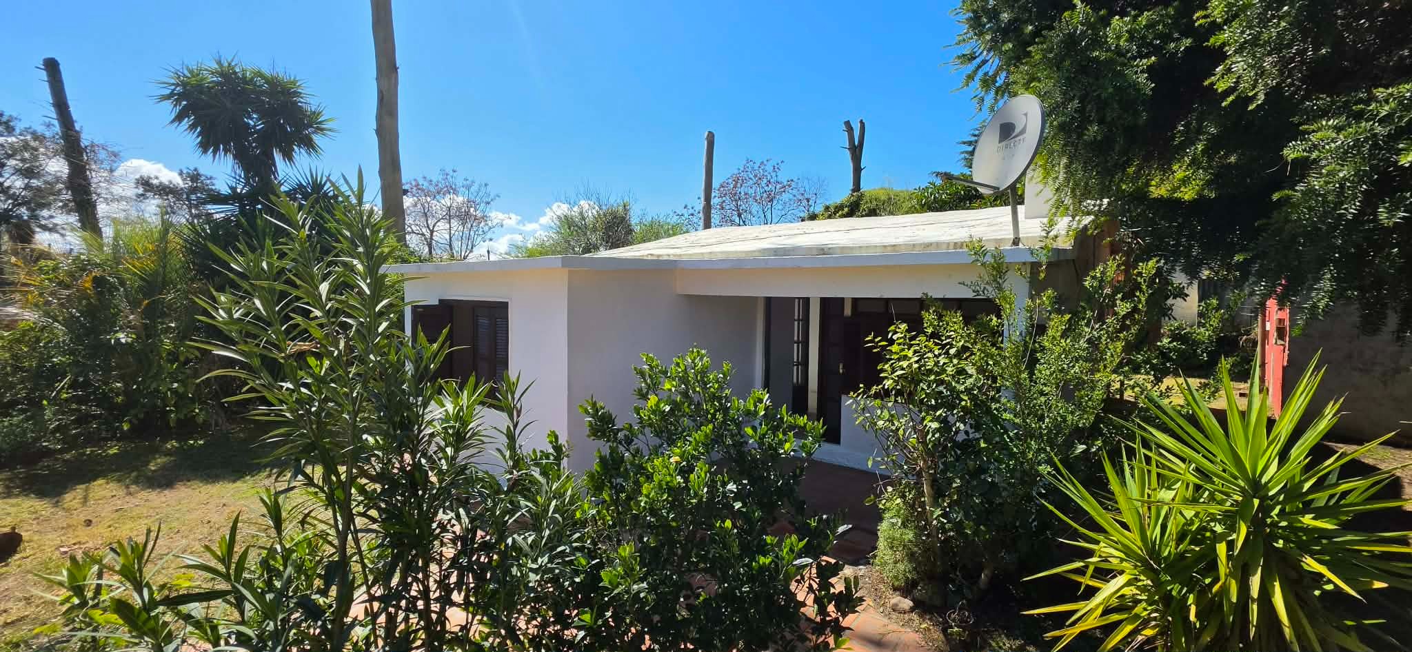 Casa estilo chalet clásico, de balneario, ubicado en excelente punto,tres cuadras de Giannattasio al norte, 2-3 dormitorios, 1 baño, jardín, fondo con parrillero. - foto 4