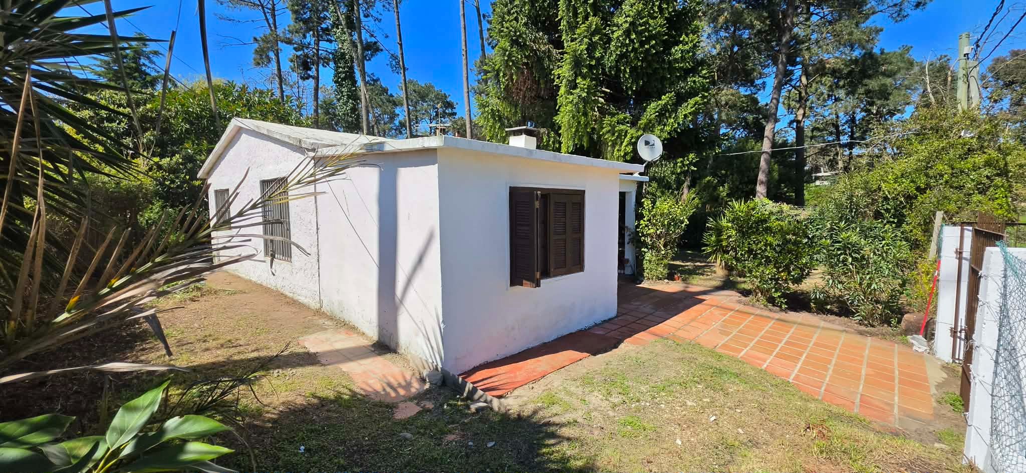 Casa estilo chalet clásico, de balneario, ubicado en excelente punto,tres cuadras de Giannattasio al norte, 2-3 dormitorios, 1 baño, jardín, fondo con parrillero. - foto 1