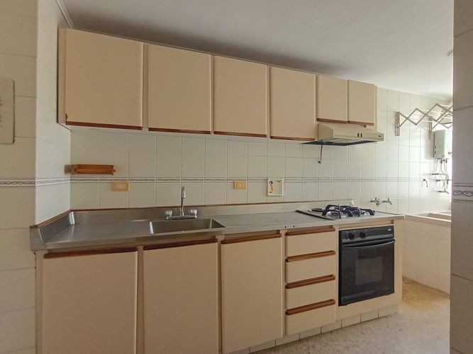 Apartamento de 2 alcobas en venta en Laureles, Medellín, 80 m² · foto 3 de 18