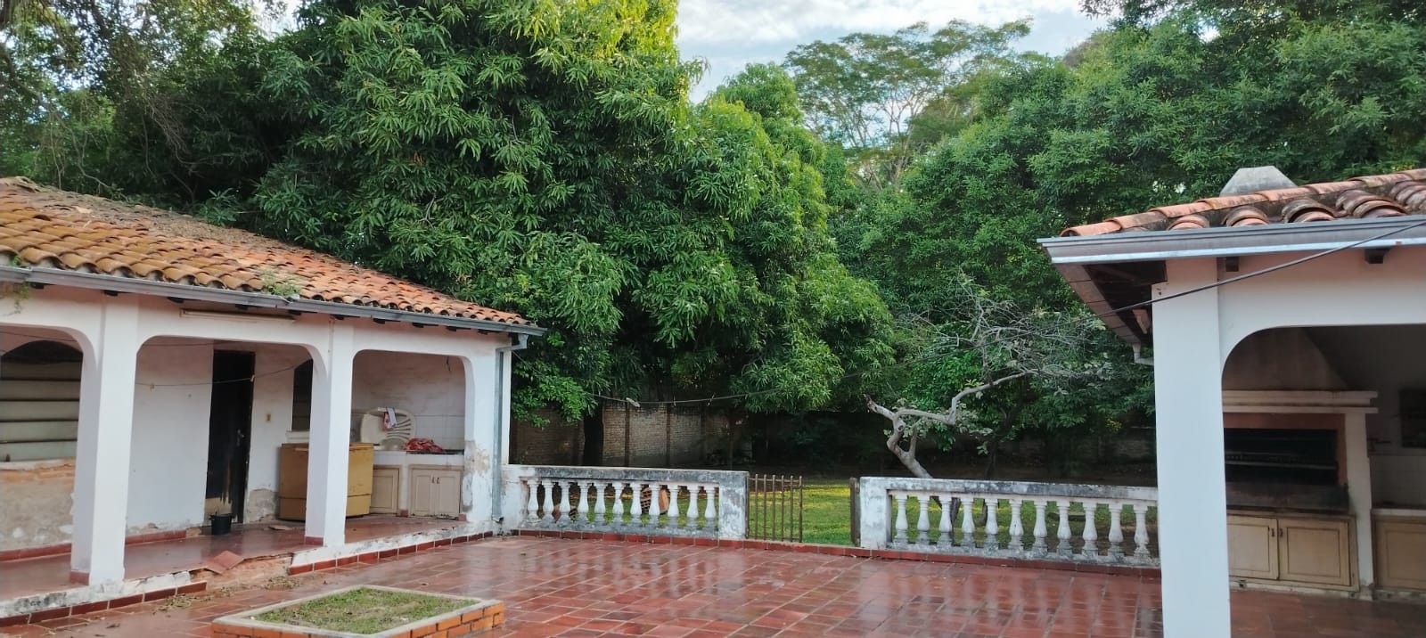INVERSIÓN ESTRATÉGICA EN ASUNCIÓN: Dos Terrenos Premium sobre Itapúa y Vía Férrea, con Potencial Inigualable para Desarrollos Residenciales, Corporativos o Comerciales de Gran Esca - foto 1