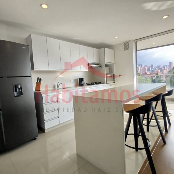 Apartamento en arriendo en Lalinde, Medellín · foto 2 de 14