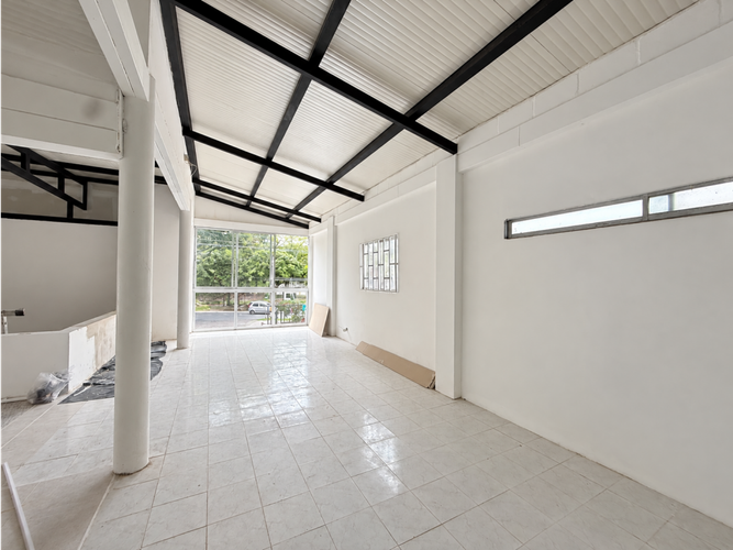 Bodega en venta en Manila, Medellín, 537 m² · foto 2 de 11