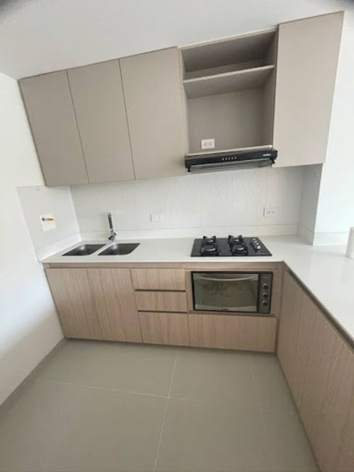 Apartamento de 3 alcobas en arriendo en Loma Del Escobero, Envigado, 89 m² · foto 2 de 10