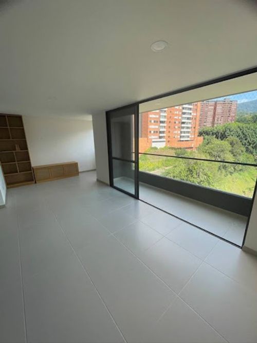 Apartamento de 3 alcobas en arriendo en Loma Del Escobero, Envigado, 89 m² · foto 3 de 10