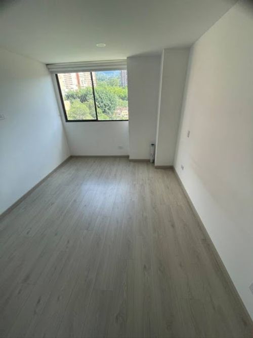 Apartamento de 3 alcobas en arriendo en Loma Del Escobero, Envigado, 89 m² · foto 4 de 10